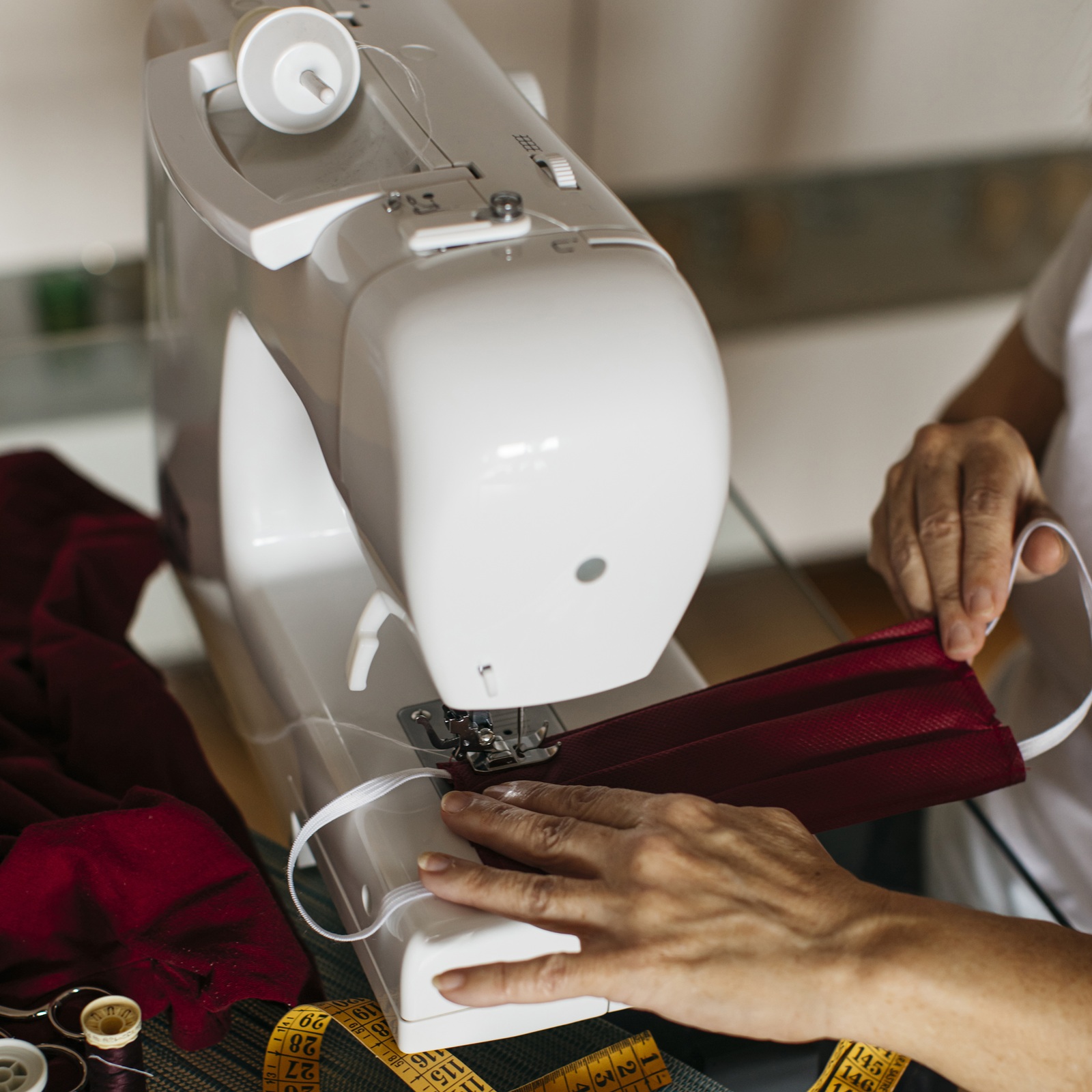 MÁQUINA DE COSTURA – Singer, bem costurada na história e na memória