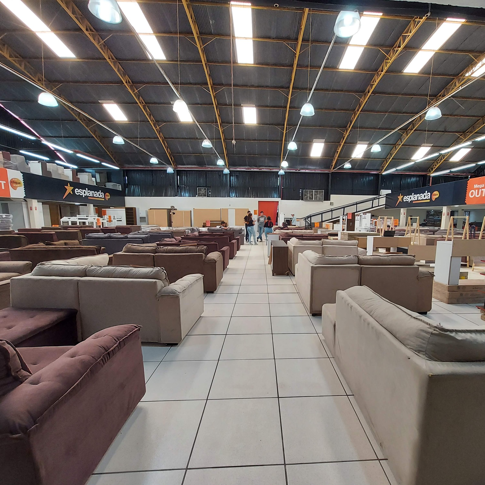 LOJA DE MÓVEIS E DECORAÇÕES – Posição confortável da Esplanada Móveis
